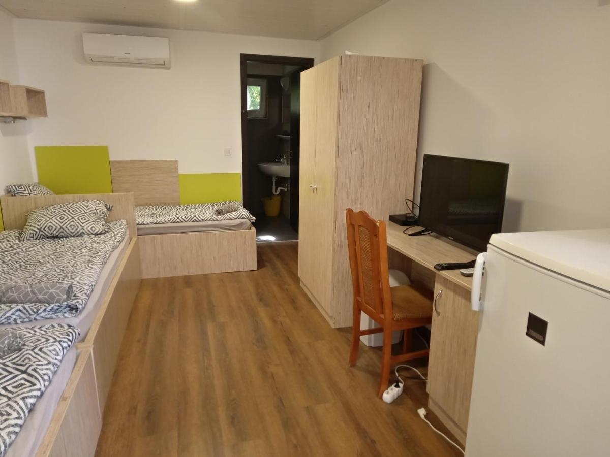 Tiszaliget Apartman Es Szallo Szolnok Exteriör bild