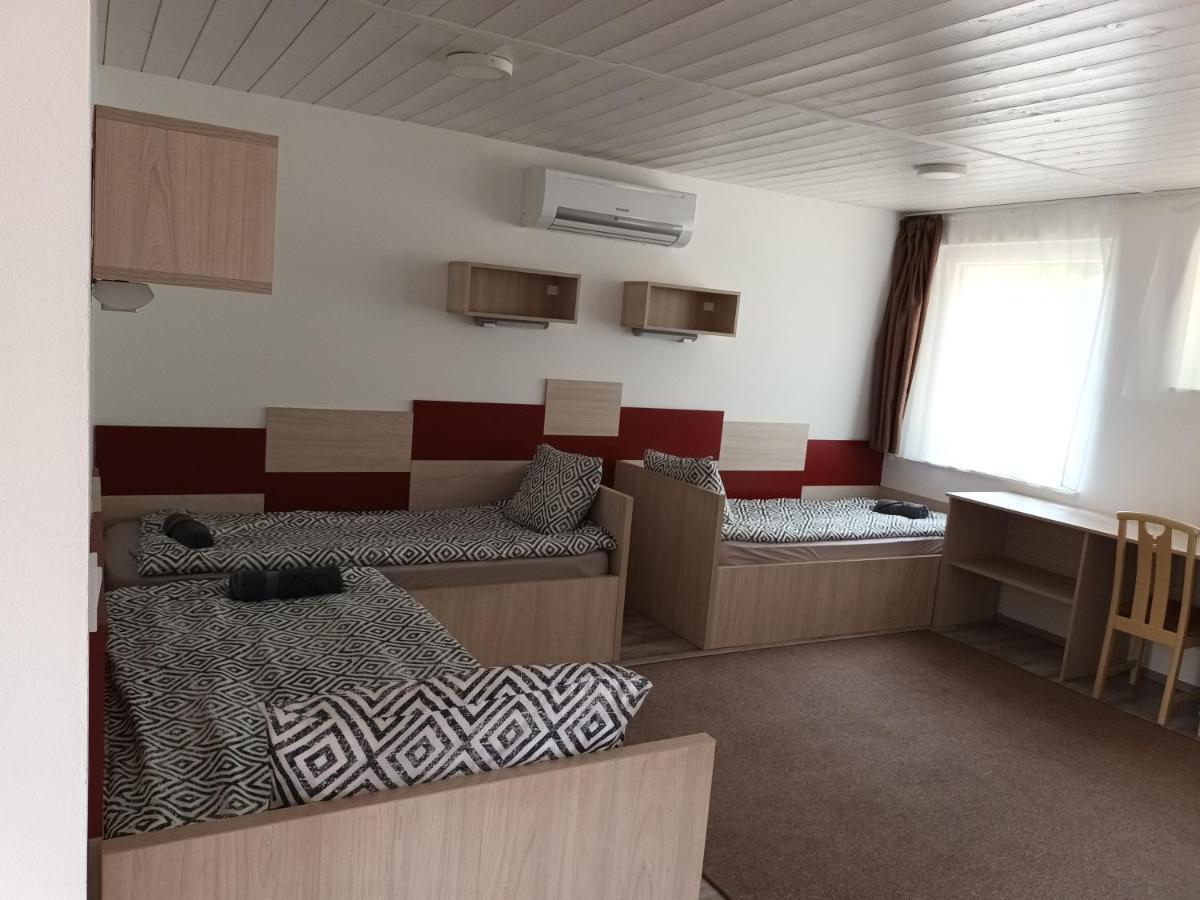 Tiszaliget Apartman Es Szallo Szolnok Exteriör bild