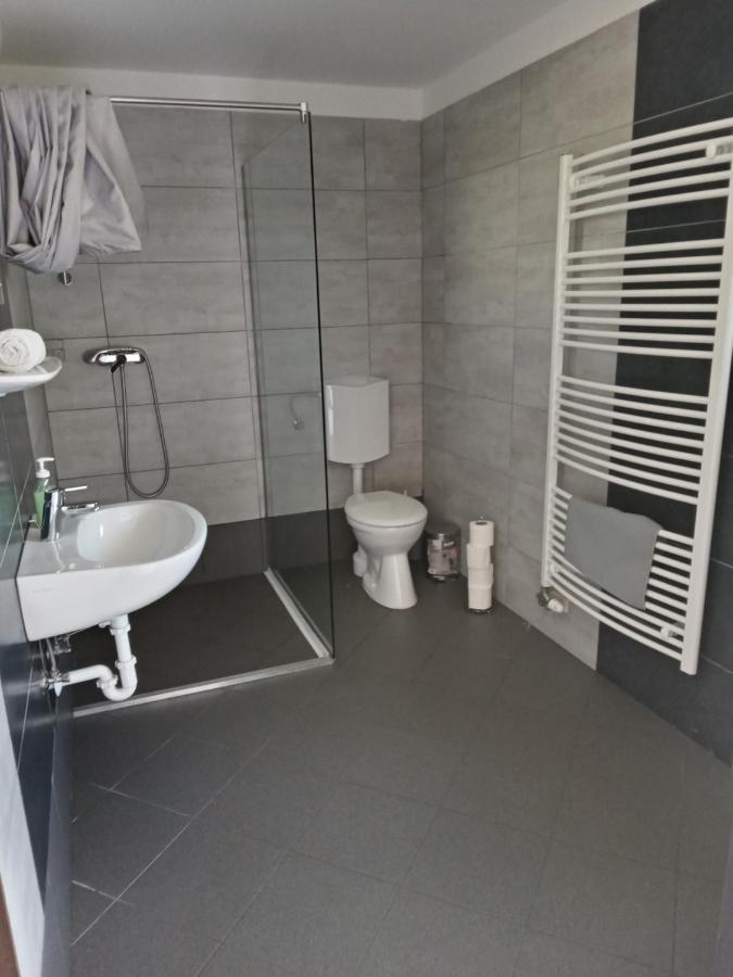 Tiszaliget Apartman Es Szallo Szolnok Exteriör bild