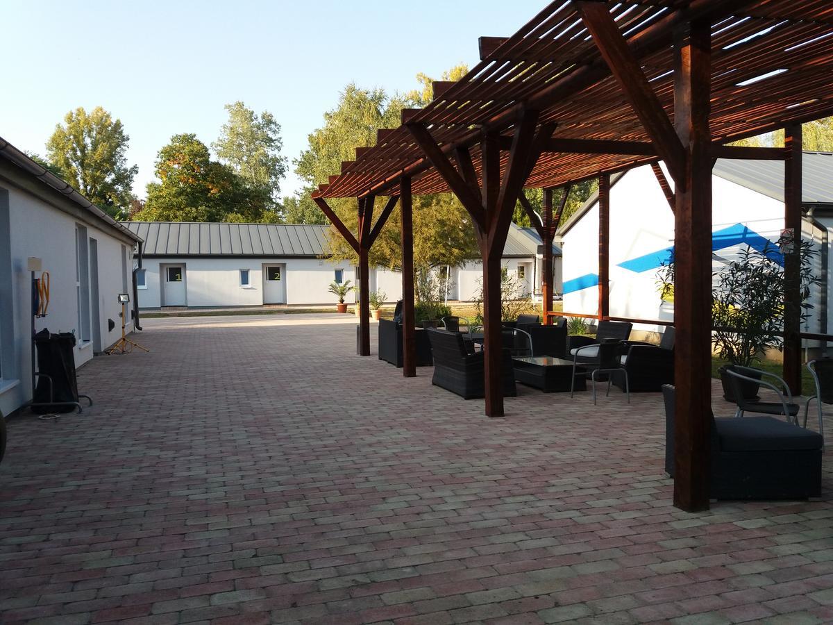 Tiszaliget Apartman Es Szallo Szolnok Exteriör bild
