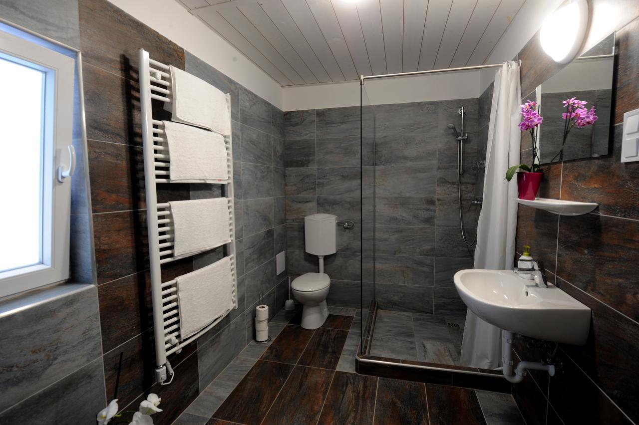 Tiszaliget Apartman Es Szallo Szolnok Exteriör bild