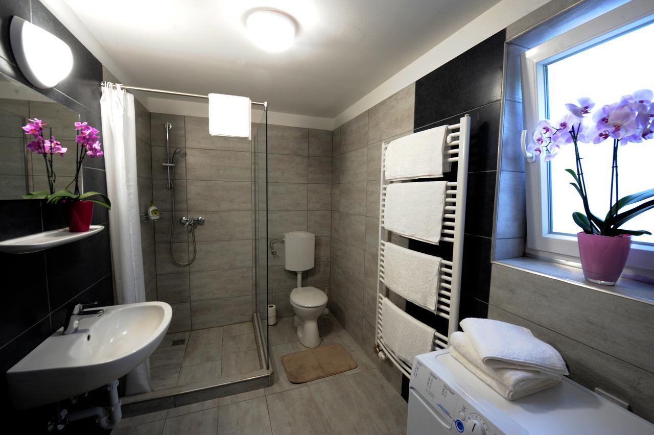 Tiszaliget Apartman Es Szallo Szolnok Exteriör bild